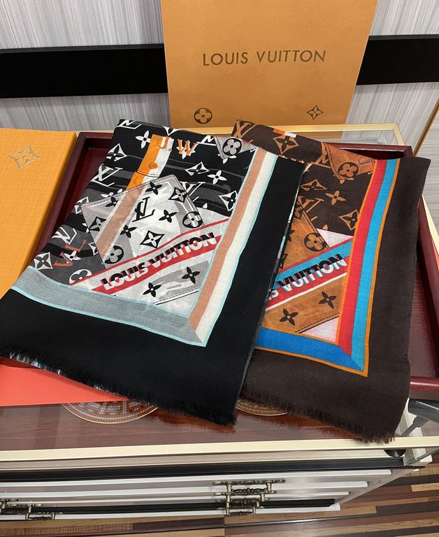 on the new Lv  the latest models of top high-end design, the physical genuinely beautiful   shawl with prints      regardless of the design of the airbrush are very well in place  details are visible   the entire scarf g