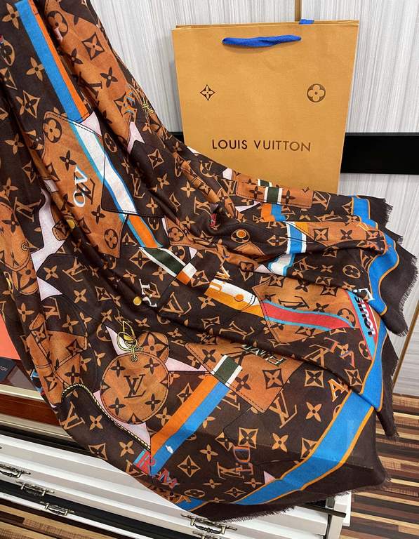 on the new Lv  the latest models of top high-end design, the physical genuinely beautiful   shawl with prints      regardless of the design of the airbrush are very well in place  details are visible   the entire scarf g