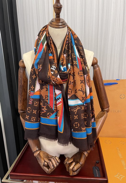 on the new Lv  the latest models of top high-end design, the physical genuinely beautiful   shawl with prints      regardless of the design of the airbrush are very well in place  details are visible   the entire scarf g