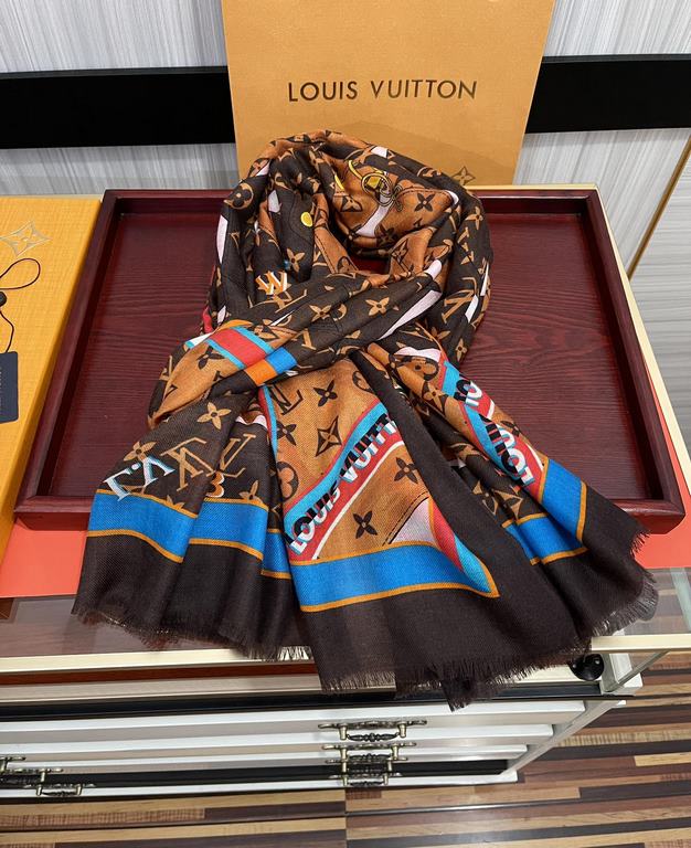 on the new Lv  the latest models of top high-end design, the physical genuinely beautiful   shawl with prints      regardless of the design of the airbrush are very well in place  details are visible   the entire scarf g