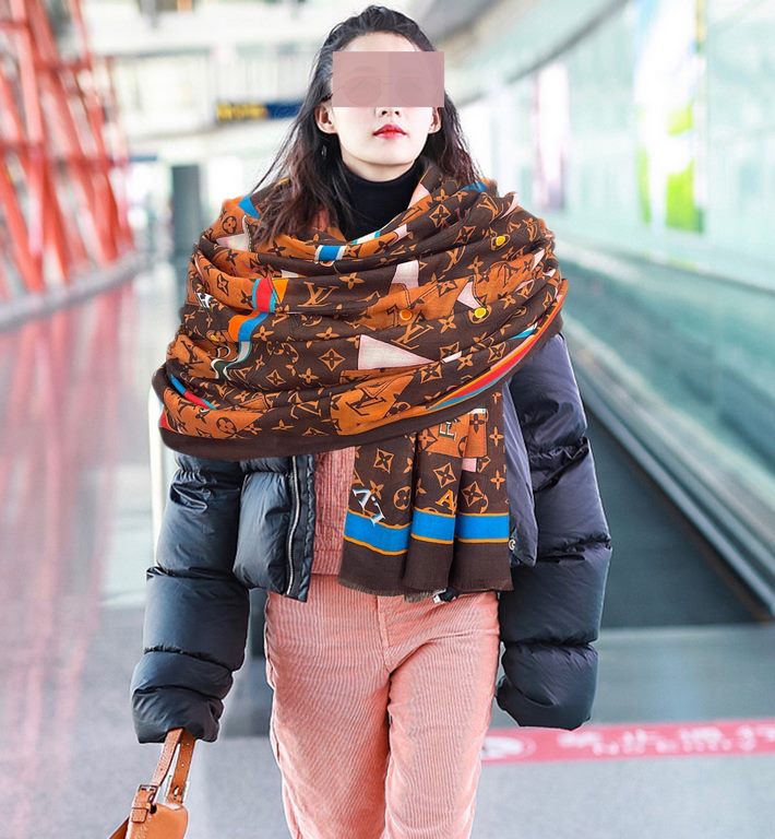 on the new Lv  the latest models of top high-end design, the physical genuinely beautiful   shawl with prints      regardless of the design of the airbrush are very well in place  details are visible   the entire scarf g