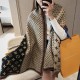 European version of the goods franchise 】 explosive scarf, the new Lv four side whiskers scarf, letters of the color models, fashionable scarf style, exquisite workmanship feel good, gift self-use cost-effective. Multi-a