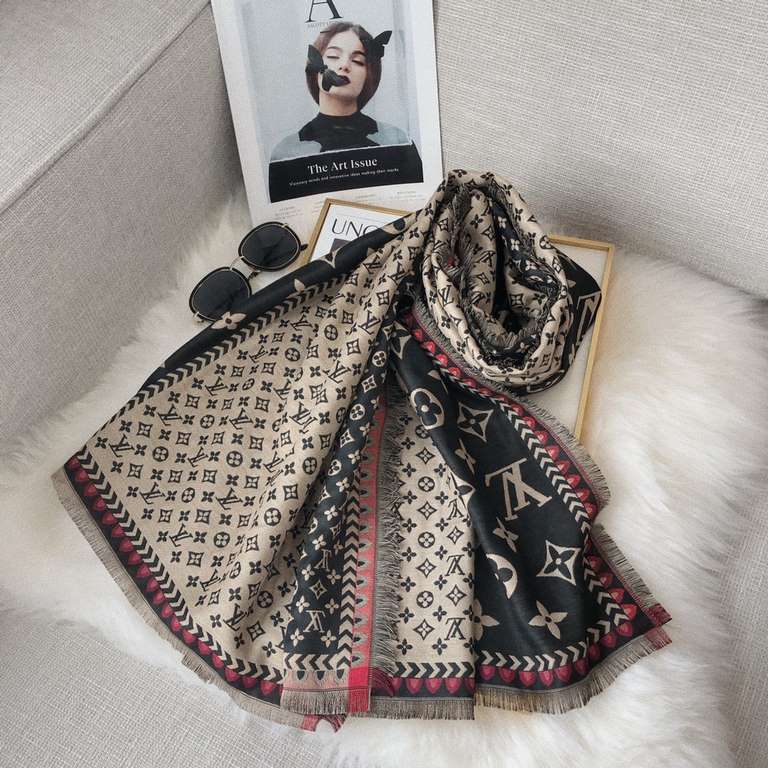 European version of the goods franchise 】 explosive scarf, the new Lv four side whiskers scarf, letters of the color models, fashionable scarf style, exquisite workmanship feel good, gift self-use cost-effective. Multi-a