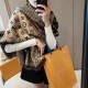 European version of the goods franchise 】 explosive scarf, the new Lv four side whiskers scarf, letters of the color models, fashionable scarf style, exquisite workmanship feel good, gift self-use cost-effective. Multi-a