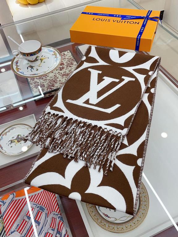 new scarf   too good to look at the LV large twist also has a new model of the new LV scarf large letters and flowers to highlight the product and then to the slender tassel trim to add a gorgeous sense of texture. Pure 