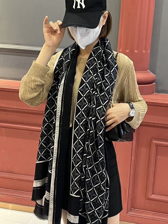 The new genuinely awesome   [LV] thin cashmere long scarf this paragraph cashmere long scarf counter synchronization   inkjet process presents vivid colors. The quality is super good   heavyweight giant  VIP customers mu