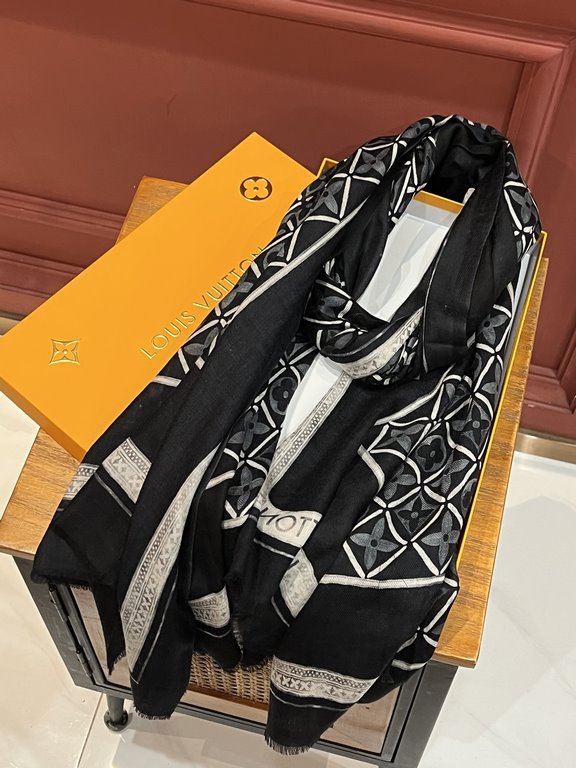 The new genuinely awesome   [LV] thin cashmere long scarf this paragraph cashmere long scarf counter synchronization   inkjet process presents vivid colors. The quality is super good   heavyweight giant  VIP customers mu