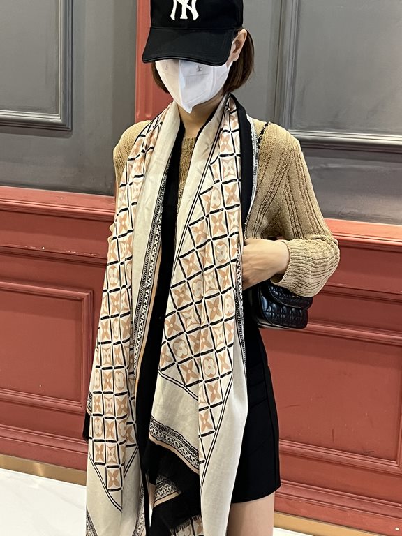 The new genuinely awesome   [LV] thin cashmere long scarf this paragraph cashmere long scarf counter synchronization   inkjet process presents vivid colors. The quality is super good   heavyweight giant  VIP customers mu