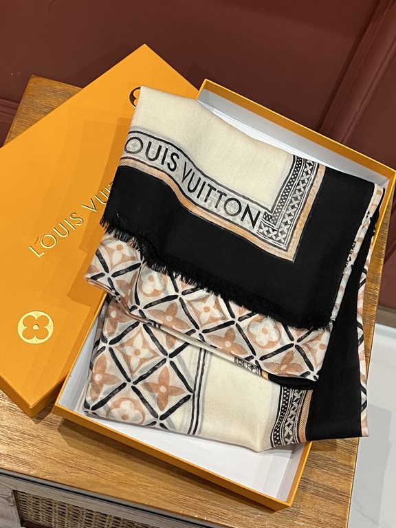 The new genuinely awesome   [LV] thin cashmere long scarf this paragraph cashmere long scarf counter synchronization   inkjet process presents vivid colors. The quality is super good   heavyweight giant  VIP customers mu