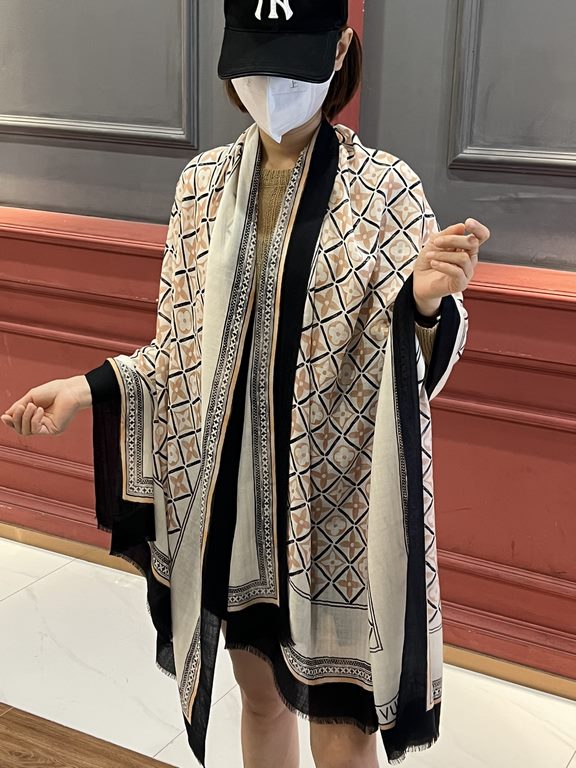 The new genuinely awesome   [LV] thin cashmere long scarf this paragraph cashmere long scarf counter synchronization   inkjet process presents vivid colors. The quality is super good   heavyweight giant  VIP customers mu