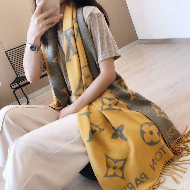 European version of the goods franchise 】 new Lv double-sided jacquard long beard scarf, fashionable big style, exquisite workmanship feel good, gift self-use super high cost-effective. Multi-age available, warmth and de