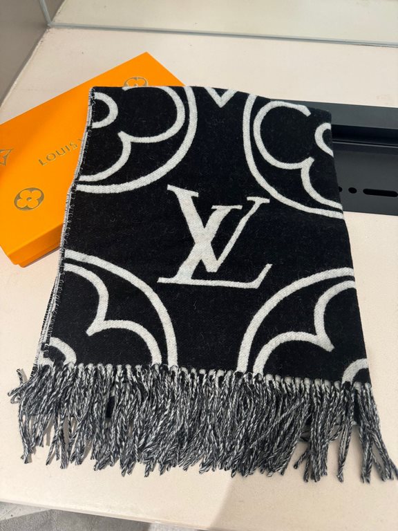 The LV In Bloom scarf tells a visual story of sophistication with large Monogram florals in a wide format. The plush blend wraps warmth around you on winter days. Can be worn on both sides.200 x 70 cm(length x height)180