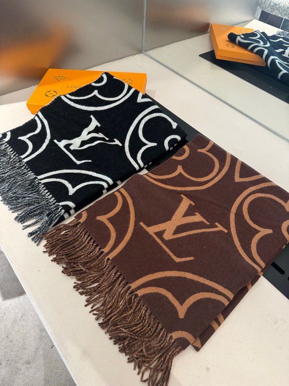 The LV In Bloom scarf tells a visual story of sophistication with large Monogram florals in a wide format. The plush blend wraps warmth around you on winter days. Can be worn on both sides.200 x 70 cm(length x height)180