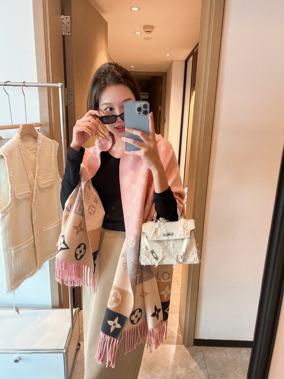 LV [RISING CONFIDENTIAL BB BANDEAU   The classic Monogram love series has been the donkey's home staple, every year will come out with a small change, this that is the Monogram version! Gradient color matching is too goo