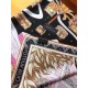 SLV2317 Original Lv [Floral Labyrinth] 90cm version, this mulberry silk square scarf speaks of the brand's classics with the LV Secret Garden motif hard cases of different sizes are arranged in a labyrinth of Monogram fl