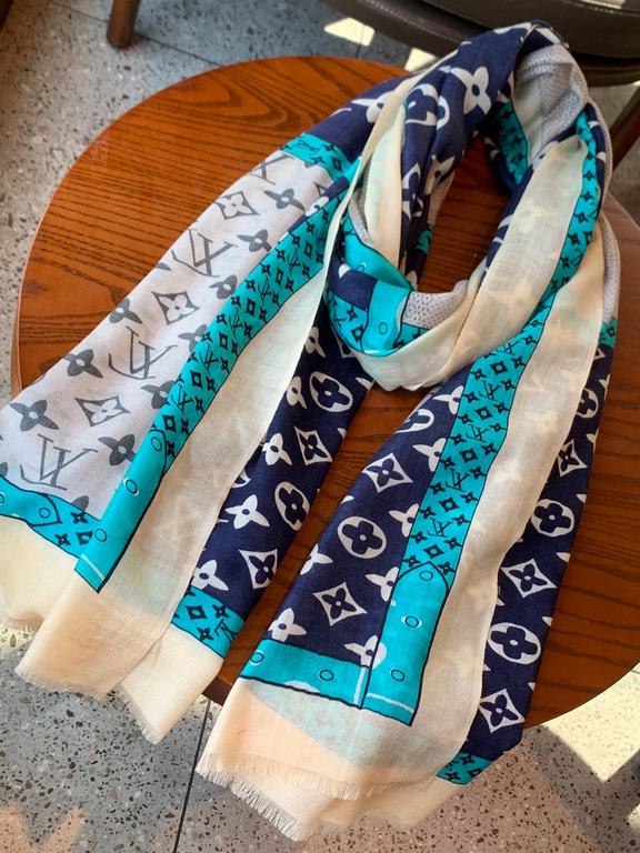 LV new old flower long scarf】Great item to enhance temperament and taste! Four seasons must have! Really unbeatable practical! Lv rare cashmere long scarf, ! Fabric feel really good, a simple try, you know it is what you