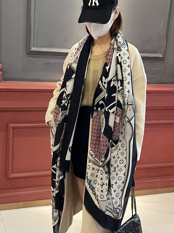 The new genuinely awesome   [LV] thin cashmere long scarf this paragraph cashmere long scarf counter synchronization   inkjet process presents vivid colors. The quality is super good   heavyweight giant  VIP customers mu