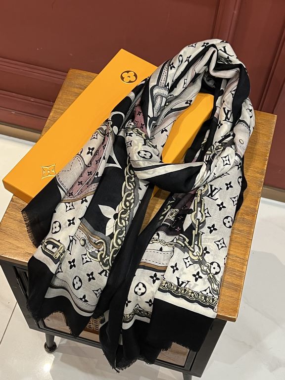 The new genuinely awesome   [LV] thin cashmere long scarf this paragraph cashmere long scarf counter synchronization   inkjet process presents vivid colors. The quality is super good   heavyweight giant  VIP customers mu