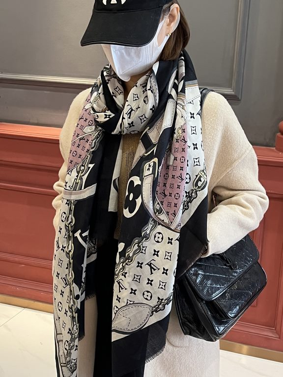 The new genuinely awesome   [LV] thin cashmere long scarf this paragraph cashmere long scarf counter synchronization   inkjet process presents vivid colors. The quality is super good   heavyweight giant  VIP customers mu