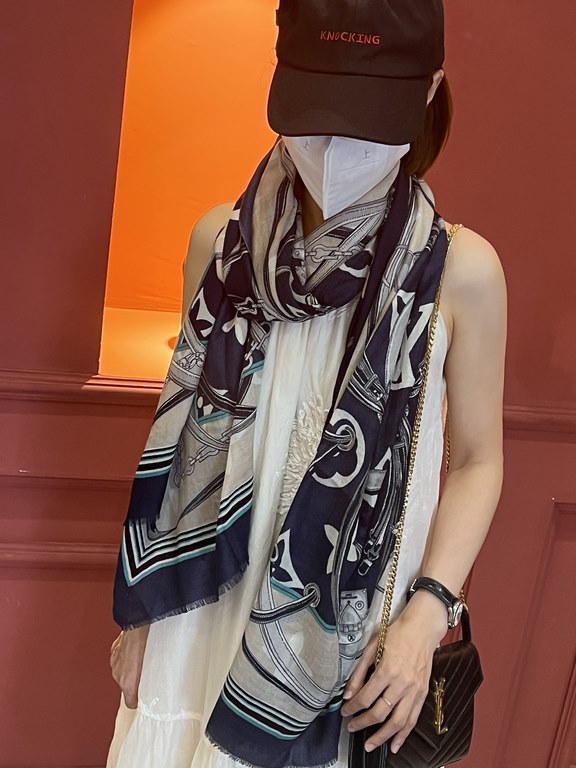 Price New genuinely awesome   [LV] thin cashmere long scarf this cashmere long scarf counter synchronization   inkjet process presents vivid colors. Quality is super good   heavyweight giant  VI price   customers must en