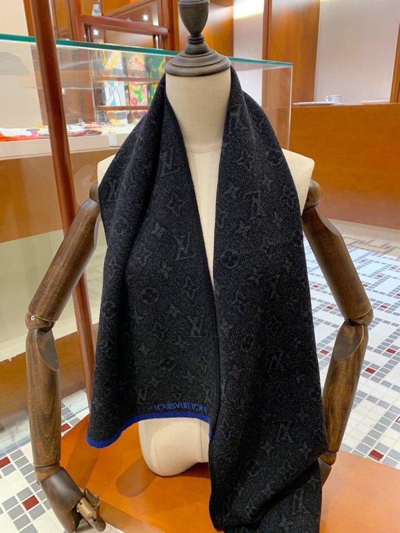 Men's things pay attention to less but fine, good-looking men's models must be collected! This LV men's scarf, the style is very masculine, is very Classical design in the men's models, classic and generous   fabrics use