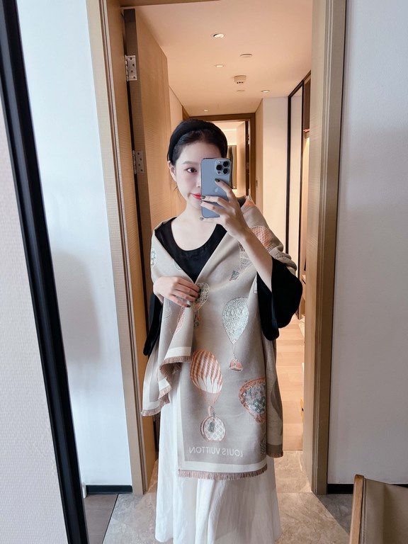 New  [   heavy  LV counter synchronization, fashionable senior MAP series can be formal, can be casual, very fashionable design.LV this weaving is more difficult, and very costly yarn, double-sided plaid, and then embroi