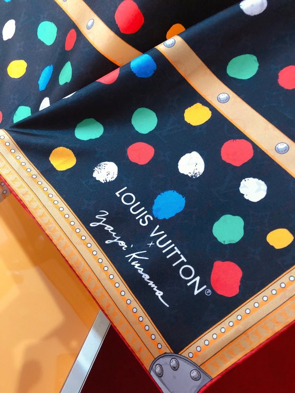 SLV2310 Original Lv [LV x YK Monogram] 90cm Edition, Japanese artist Yayoi Kusama painted a Louis Vuitton hard case with colorful polka dots to commemorate her collaboration with the brand in 2012, which inspired the LV 