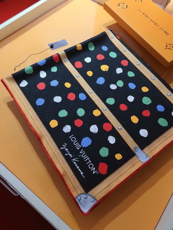 SLV2310 Original Lv [LV x YK Monogram] 90cm Edition, Japanese artist Yayoi Kusama painted a Louis Vuitton hard case with colorful polka dots to commemorate her collaboration with the brand in 2012, which inspired the LV 