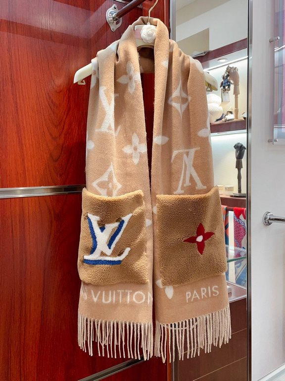 !!!LV new 10,000 heavyweight shawl!!!! The classic black and white cashmere shawl has a new feel and is really beautiful and textured! It has a very nice and cute name Teddy! The Teddy Reykjavik Scarf is a cashmere pashm