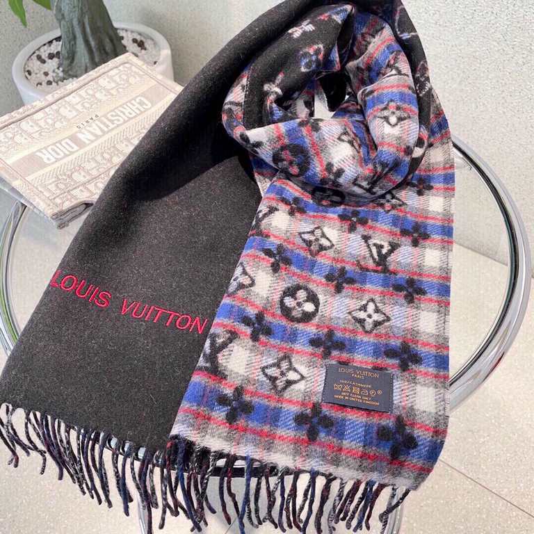 Price LV2023 new fall and winter the most beautiful men and women cashmere scarf Front is the star logo gradient blue The reverse side is a surprise plaid pattern very unique and moisturizing a scarf cashmere texture sof