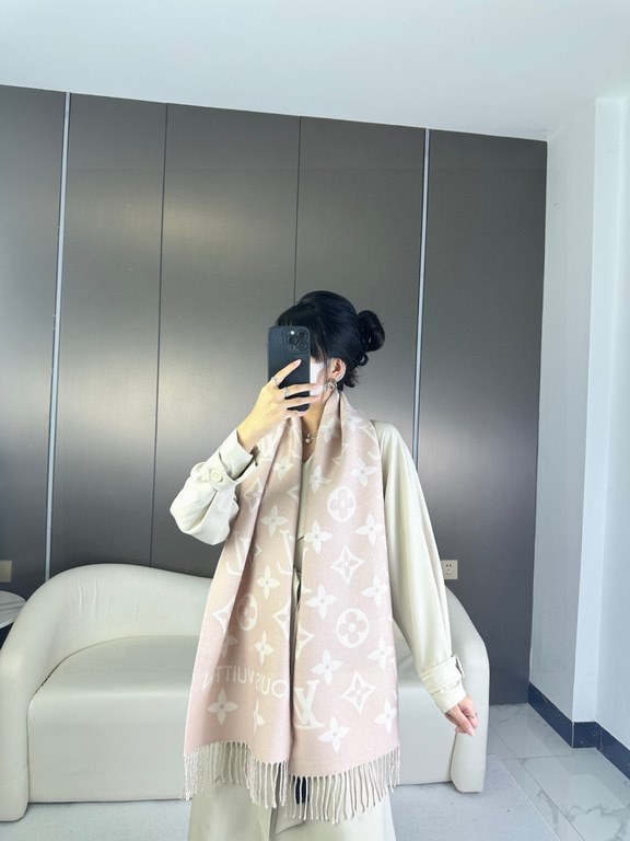 Price Complimentary picture counter with the same packaging!  LV newest models do not collision   chic super aura! The highest version of the whole network welcome to compare  !!!] The old flower shawl has a new feeling,