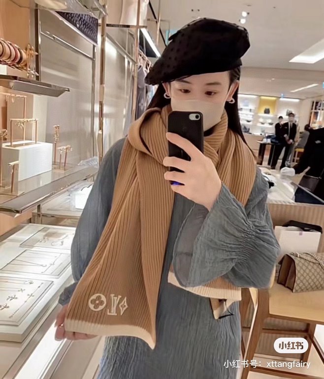 228L Louis Vuitton 2023 couple models LV HEADLINE scarf (purchasing level difference version can feel free to compare) counter synchronization on sale.Leadline scarf combines soft knitting and craftsmanship details, witn