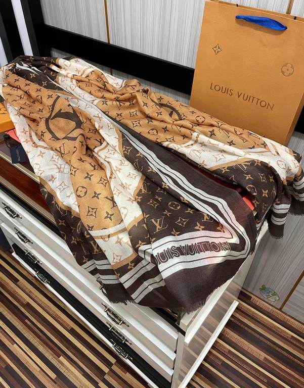 New LV 2023 latest models   top design is too beautiful, truly awesome   [double-sided ring velvet long scarf]    physical genuinely beautiful   shawl with prints      regardless of the design of the airbrush are very in