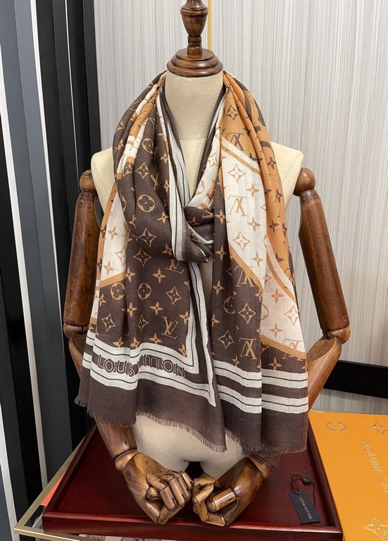 New LV 2023 latest models   top design is too beautiful, truly awesome   [double-sided ring velvet long scarf]    physical genuinely beautiful   shawl with prints      regardless of the design of the airbrush are very in