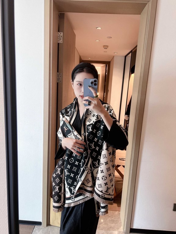 LV counter new, foreign counter special. Scarf shawl, luxury atmosphere small qualifications   exquisite all the beautiful language used in it is not too much, the fashion mirror badge skillfully combined in the scarf sh