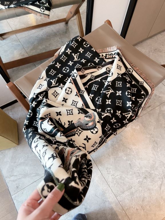 LV counter new, foreign counter special. Scarf shawl, luxury atmosphere small qualifications   exquisite all the beautiful language used in it is not too much, the fashion mirror badge skillfully combined in the scarf sh