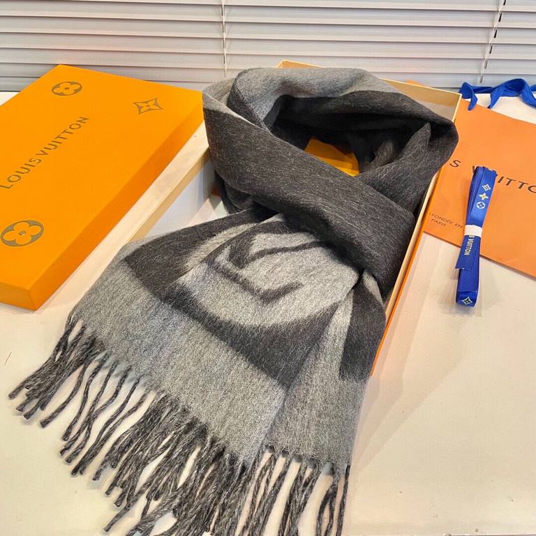 LV has a commemorative significance of a scarf, practical and trendy, the deformation of the design of the art sense full of points, the process eliminates the product font is not clear, the original version of the origi