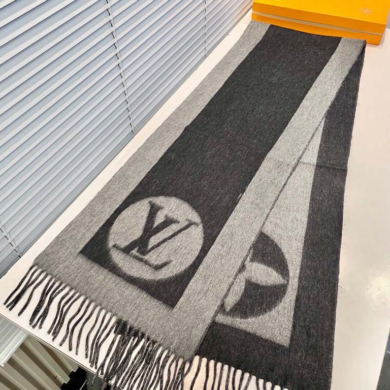 LV has a commemorative significance of a scarf, practical and trendy, the deformation of the design of the art sense full of points, the process eliminates the product font is not clear, the original version of the origi