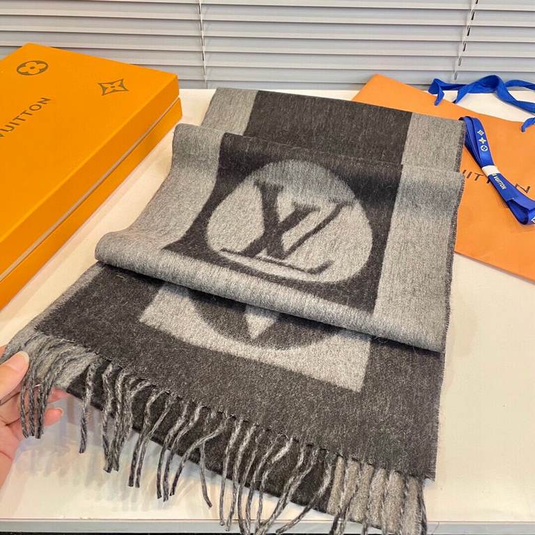 LV has a commemorative significance of a scarf, practical and trendy, the deformation of the design of the art sense full of points, the process eliminates the product font is not clear, the original version of the origi