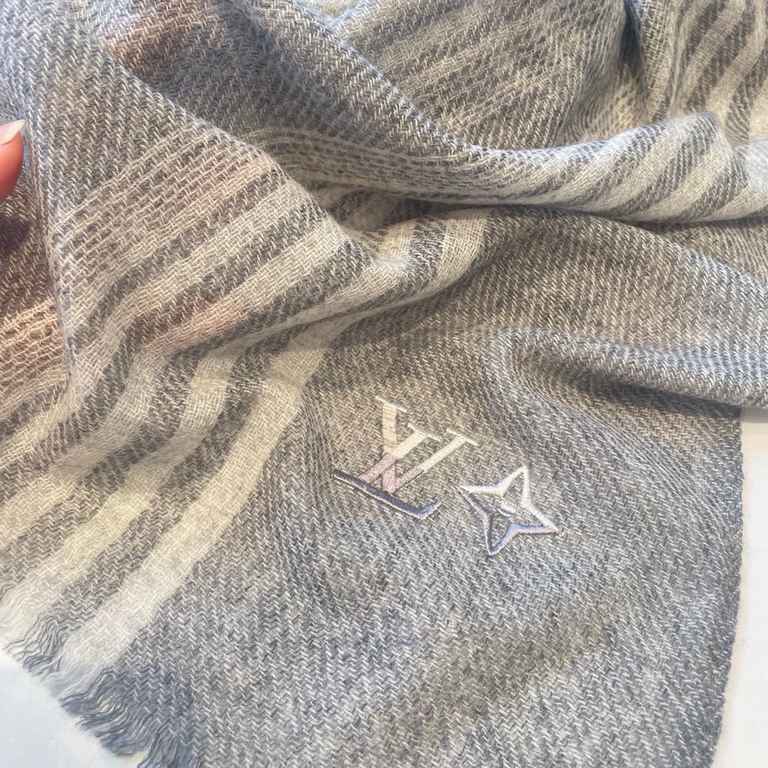 LV striped new, low-key luxury sense   Extremely soft elite master level chic sense of scarf   This donkey family cashmere scarf, the more you look at it, the more you love it, the more you look at it, the more chic it i