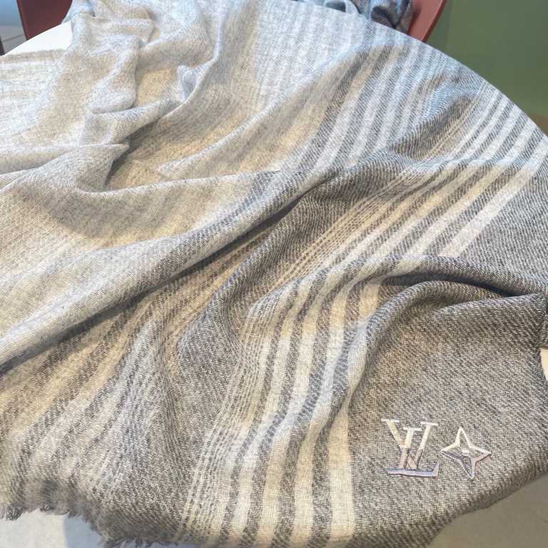 LV striped new, low-key luxury sense   Extremely soft elite master level chic sense of scarf   This donkey family cashmere scarf, the more you look at it, the more you love it, the more you look at it, the more chic it i