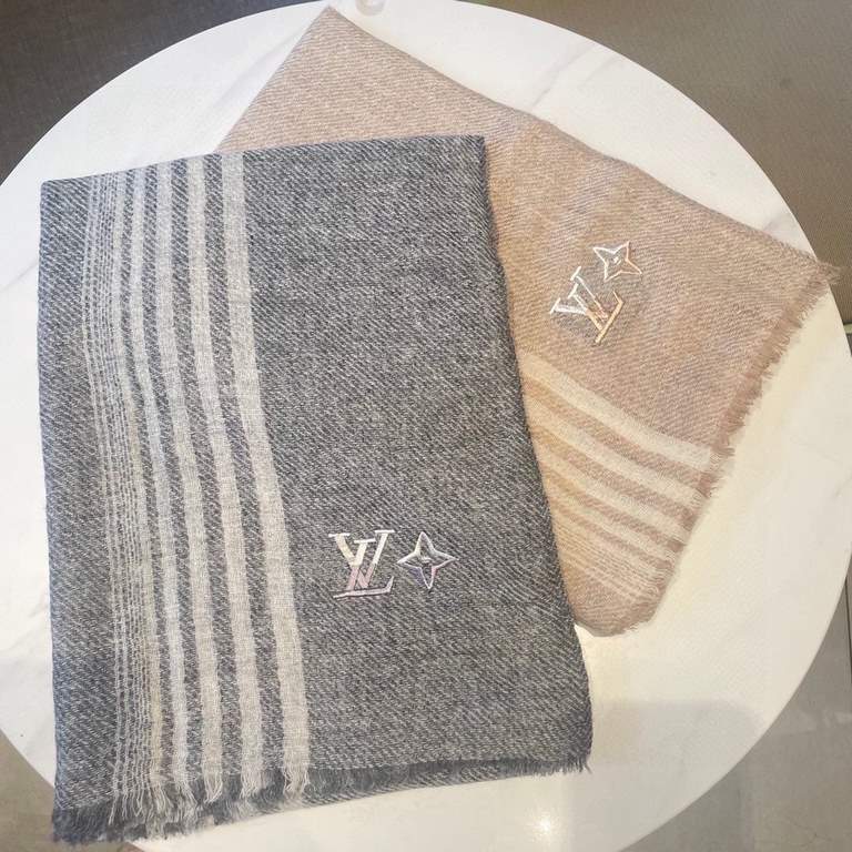 LV striped new, low-key luxury sense   Extremely soft elite master level chic sense of scarf   This donkey family cashmere scarf, the more you look at it, the more you love it, the more you look at it, the more chic it i