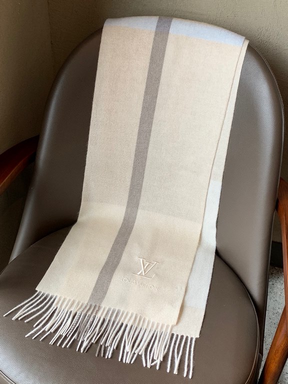 Rare high-end men's models, family benefits  LV very positive men's scarf ~ fabric love, very soft and delicate comfortable  atmospheric simplicity, super good-looking men's God with the color, any boy will like the para