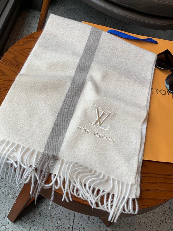 Rare high-end men's models, family benefits  LV very positive men's scarf ~ fabric love, very soft and delicate comfortable  atmospheric simplicity, super good-looking men's God with the color, any boy will like the para