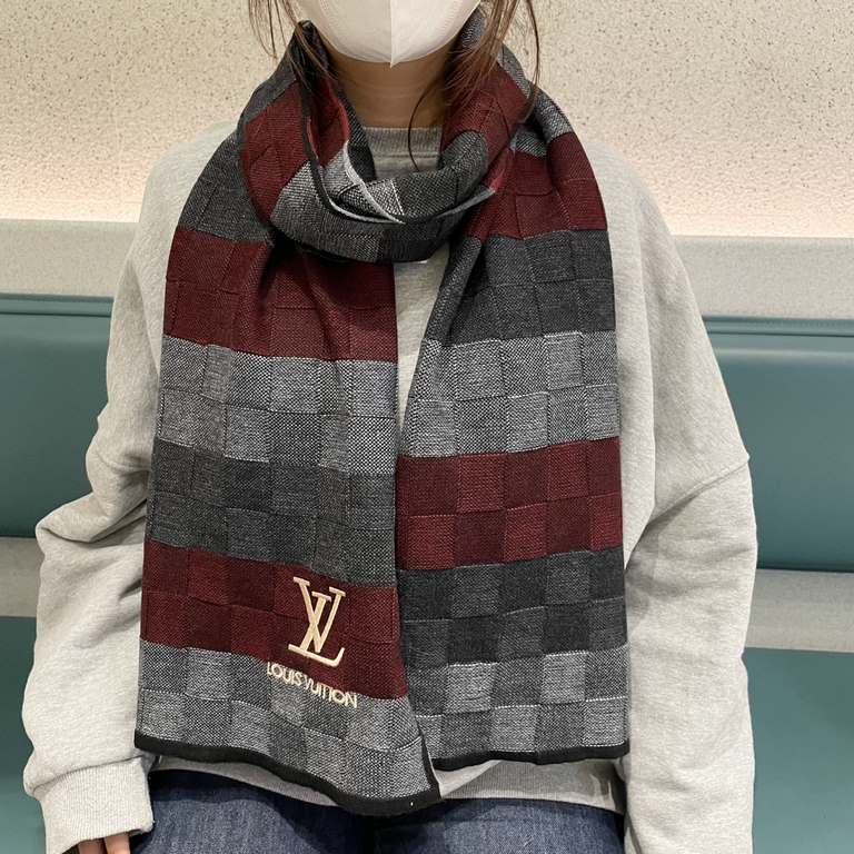 Price Explosion on the new couple models     LV exclusive cattle goods   Luxury in the size between the high-end quality   has a super high quality of cashmere to be favored by this brand   This boutique is the market an