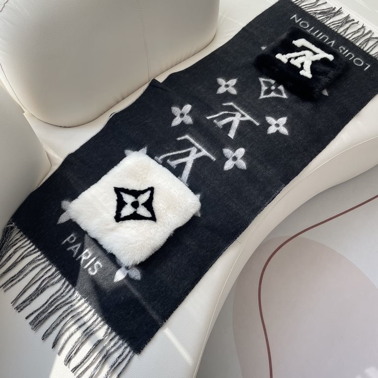 LV Pocket Cashmere Scarf   LV's new shawl scarf, a continuation of the winter classic   cashmere embellished with rabbit fur   pockets, inlaid with Monogram motifs for a more dignified look, with a long tassel in a large