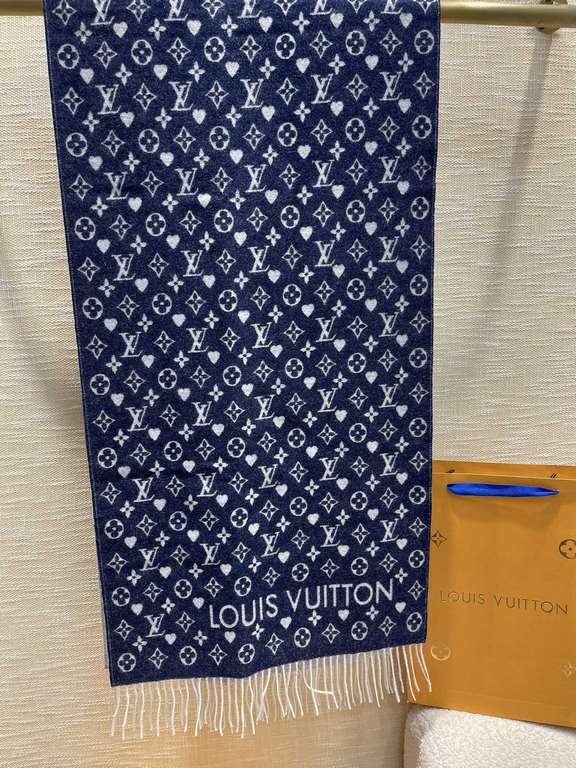 [  can be trusted with a high level of chic!!! Quality is super awesome, this price is truly super value to home! LV another fall and winter models scarf, old flower is LV's most fashionable design! The special thing abo