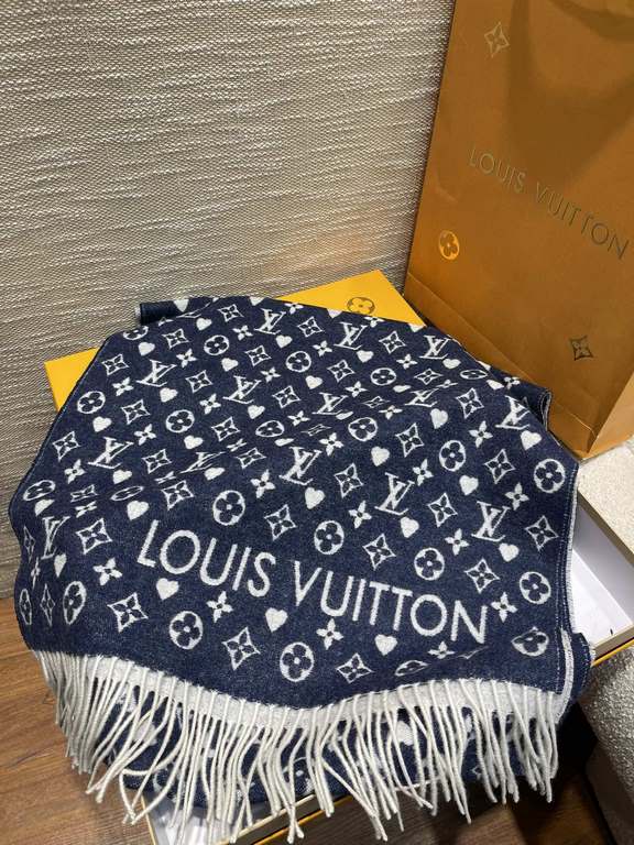 [  can be trusted with a high level of chic!!! Quality is super awesome, this price is truly super value to home! LV another fall and winter models scarf, old flower is LV's most fashionable design! The special thing abo