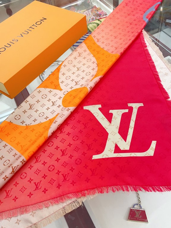 New models on   genuinely awesome   donkey home new [L gradient pattern 90] silk square scarf, convergence of Louis Vuitton elements Monogram LV letters, gradient color with silk fabrics gorgeous texture, and ready-to-we