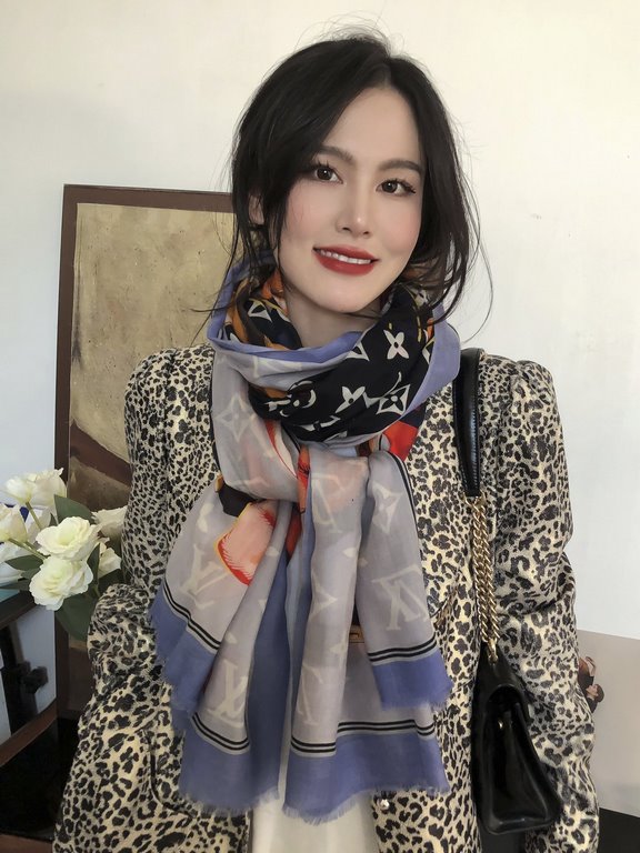 New on   really praise   donkey home new [L floral long scarf], convergence of Louis Vuitton elements Monogram flowers, LV letters, gradient color with cashmere fabric gorgeous texture, and ready-to-wear and accessories 